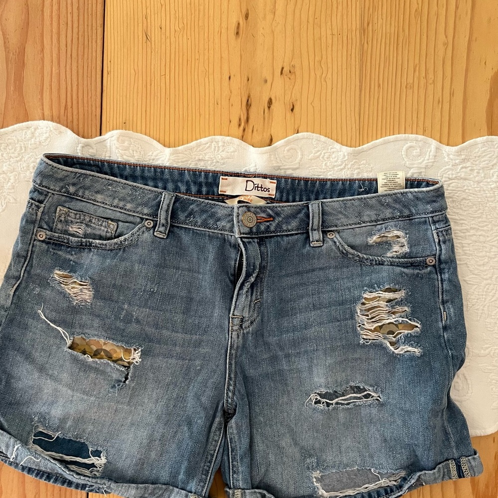Dittos distressed denim shorts midrise size 29